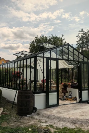 Ett växthus med stenläggning utanför